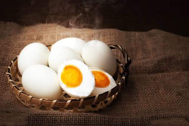 腌鸭蛋怎样才能出油?不光腌制的时间要长,还得