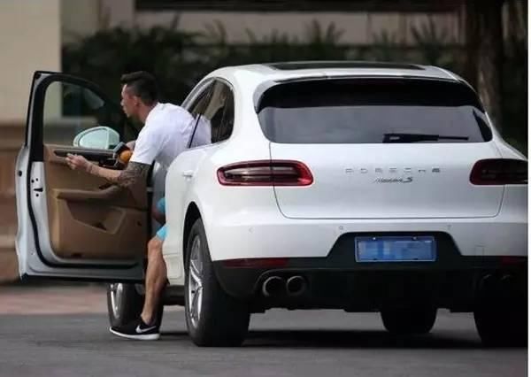 国足白斩鸡事件再升级!盘点国足们的豪车,武磊