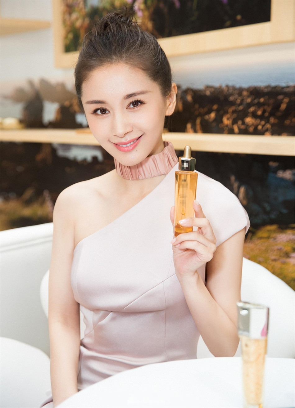 王子文清爽丸子头现身 秀蛮腰助慈善内外兼修