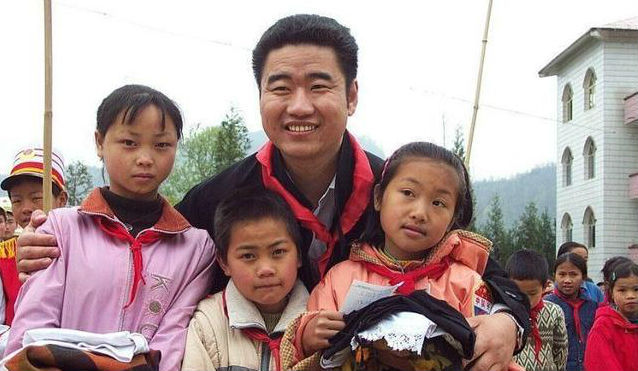 丛飞葬礼:长达11年资助,前妻离他而去,因