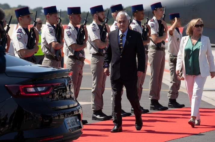 当地时间2019年8月24日，法国比亚里茨，日本、美国、智利等国领导人陆续抵达当地机场。现场安保人员荷枪实弹。2019年8月24日到26日，法国将举办G7峰会。