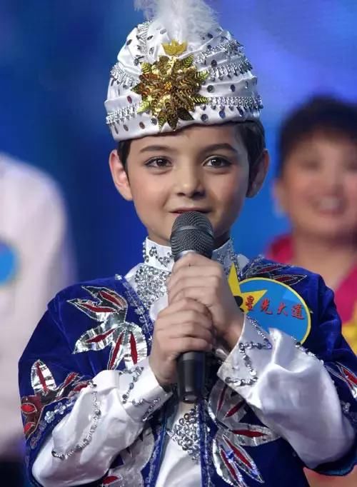 今天要讲的也是一位小时候巨可爱巨乖巧的新疆小童星阿尔法,他天生
