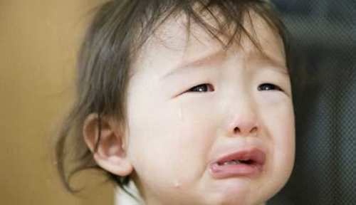 孩子放学回家不爱说话,宝妈在孩子书包里放录