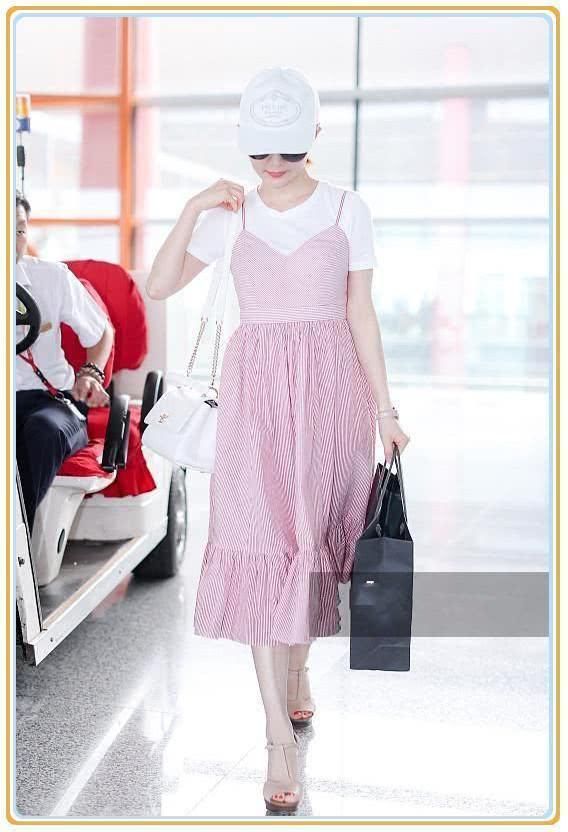 看了张俪的吊带裙,再看看舒畅,网友:奔放与保守