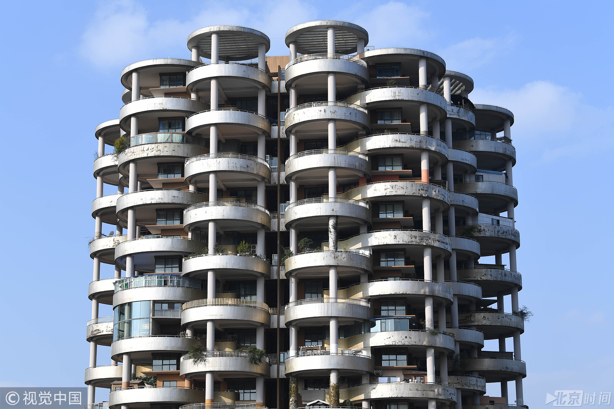 2017年11月2日，贵阳市观山湖区龙泉苑街，一小区几栋楼造型独特，远远望去，酷似一串串“烤面筋”，被网友戏称为“烤面筋楼”。所有半圆形阳台组合成一串串“烤面筋”。有市民调侃道，设计师估计喜欢吃烤面筋，望楼止饿。也有附近市民称，建筑设计的很有风格。