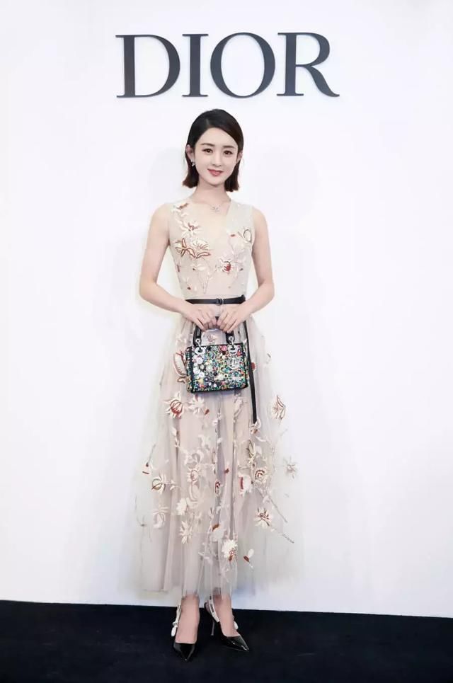 脚小的赵丽颖收到暖心粉丝送的水晶鞋,白敬亭