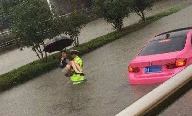 四川交警雨中抱美女转移?公安辟谣:南京暴雨旧图