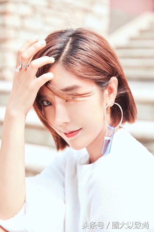 赵奕欢晒照,穿驴蹄高跟鞋秀长腿,网友:没有鞋跟