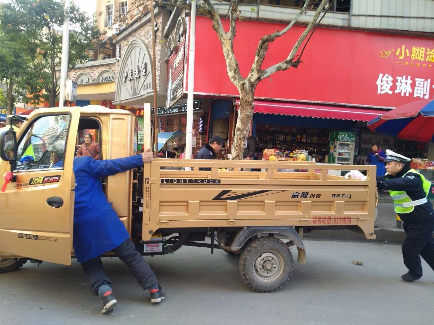 衡阳珠晖交警重拳整治两站秩序