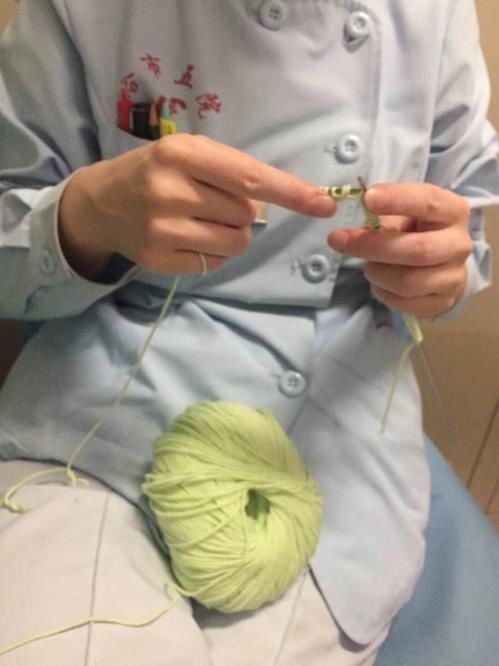 哈市五院再添10多名护士志愿者为孩子们织围