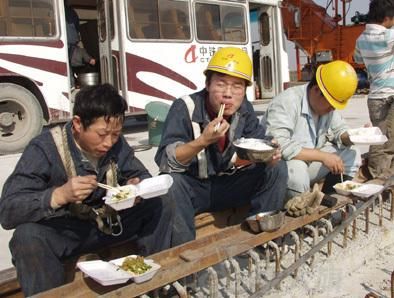 施工单位月薪一万聘毕业生,半年辞职近八成,网