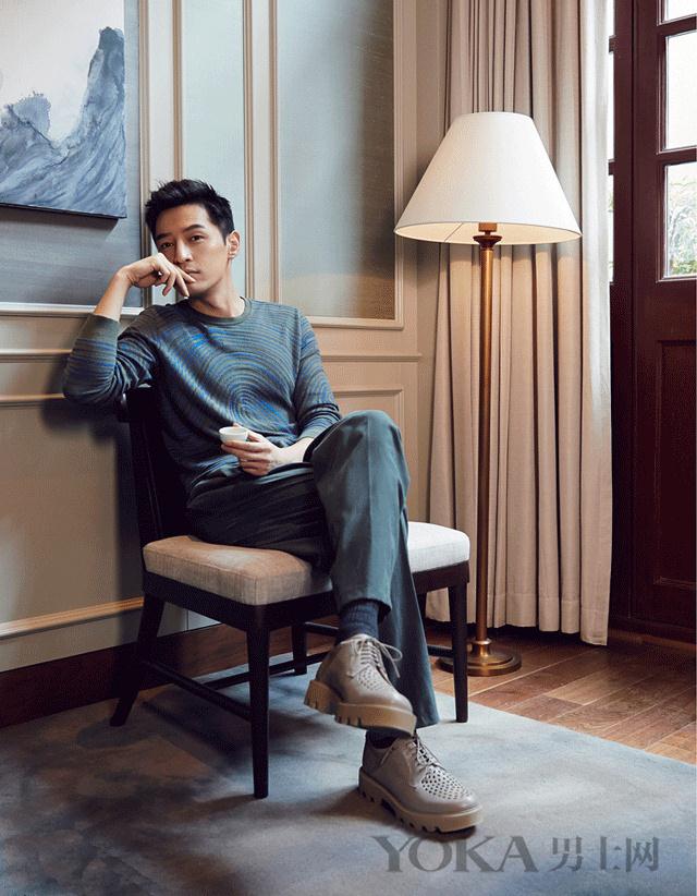 胡歌息影留学?我只记得他穿圆领衫 西裤低调优雅