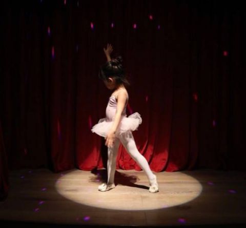 孙俪发小花妹妹跳舞照片,邓超:我刚出门,你就欺