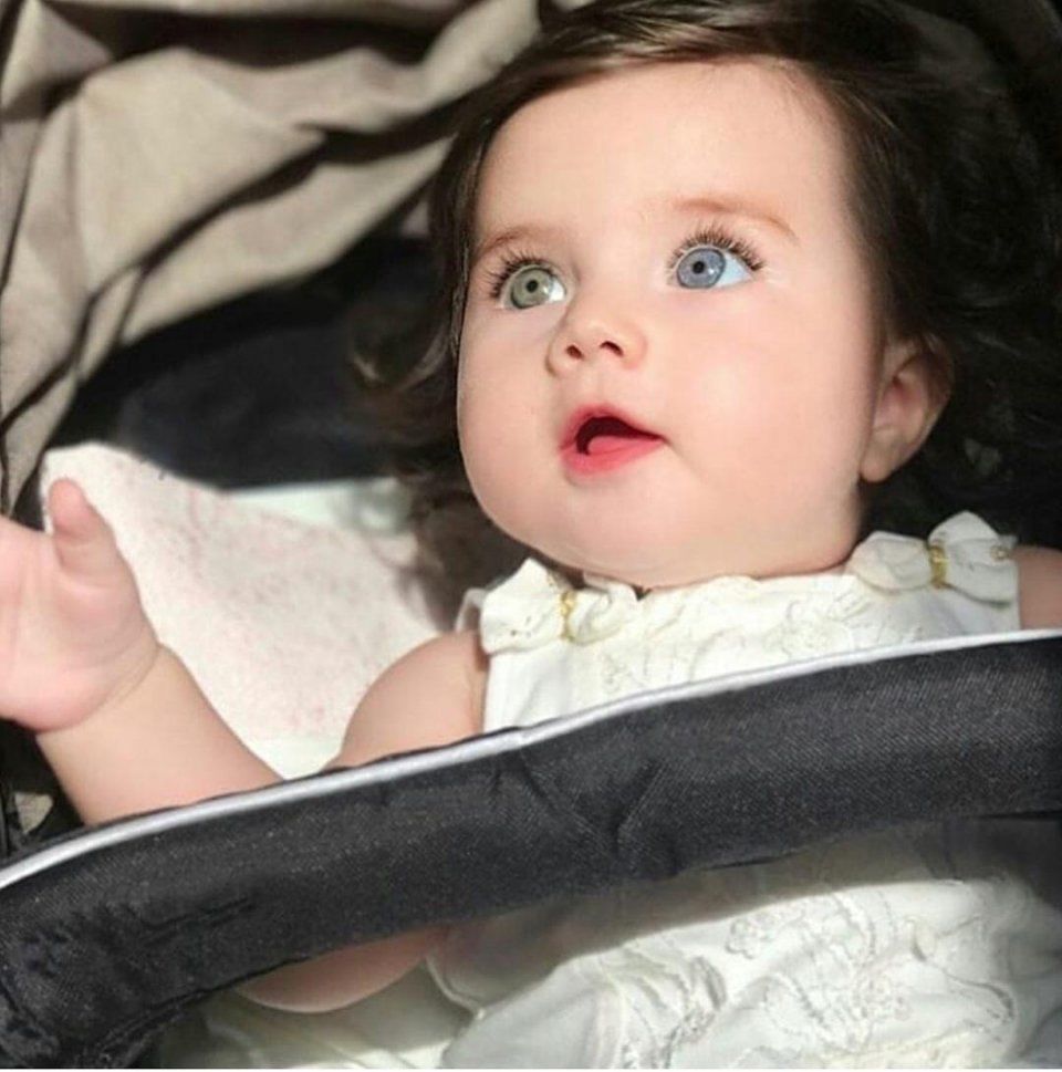 小女孩天生异瞳一只蓝眼一只绿眼,长得像洋娃娃感叹生命的神奇