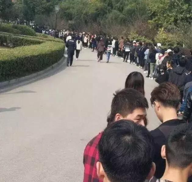 斗鱼招牌网络主播,卢本伟牛逼刷爆网络,现承