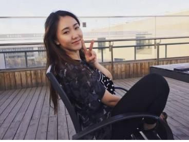 曾登上春晚舞台一曲成名,和乌日娜是亲戚关系