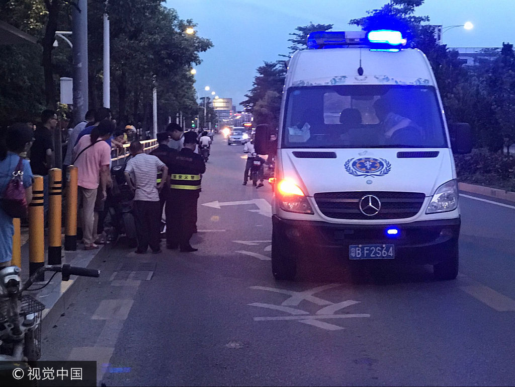 女孩被送上了救护车.