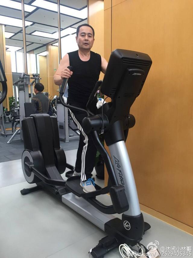 杨幂父亲八块腹肌不显老,敢于和女婿刘恺威PK