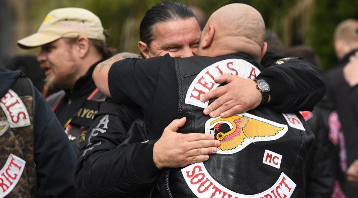地狱天使(Hells Angels)是世界上最臭名昭著的摩托车黑帮,据称其命名源自创始人之一的阿尔维德·奥尔森在二战中曾效力过的飞虎“地狱天使”中队。地狱天使成员穿着黑色皮衣、蓄着落腮胡子,外形肥胖粗鲁,钟爱哈雷摩托,喝烈酒,打架。图为葬礼现场的帮会成员。