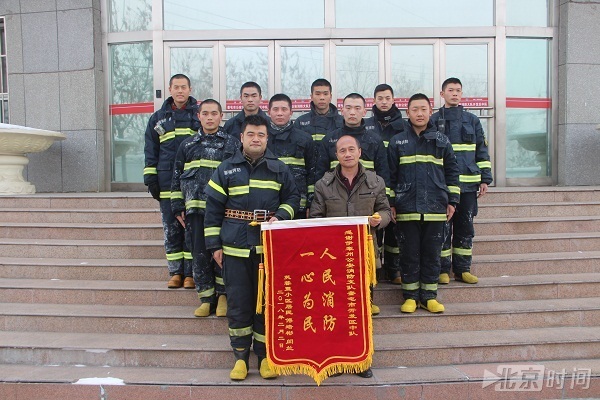 暖新闻:家门反锁患病老人被困 “开锁王”搞不定消防官兵解难题 暖新闻:家门反锁患病老人被困 “开锁王”搞不定消防官兵解难题