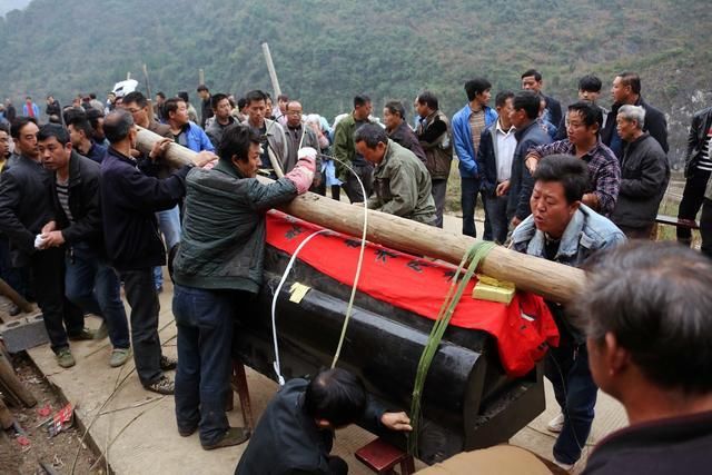 杭州少妇惨死,出殡日棺材打翻摔下坡,看见一幕后丈夫破口大骂