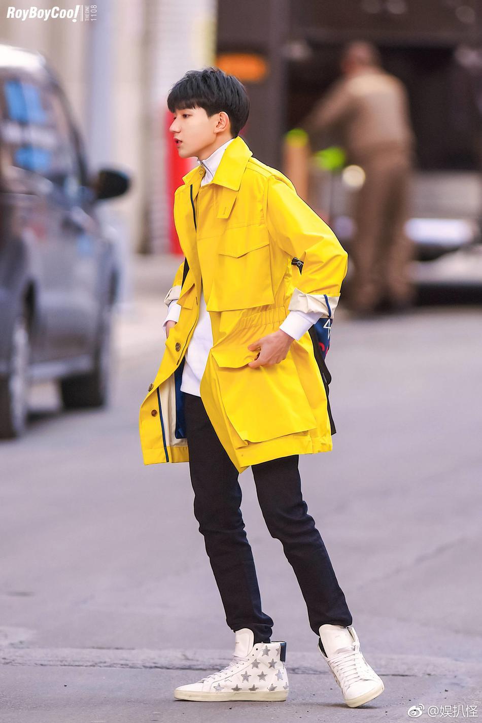 王源纽约街头照 侧脸强势出镜颜值top