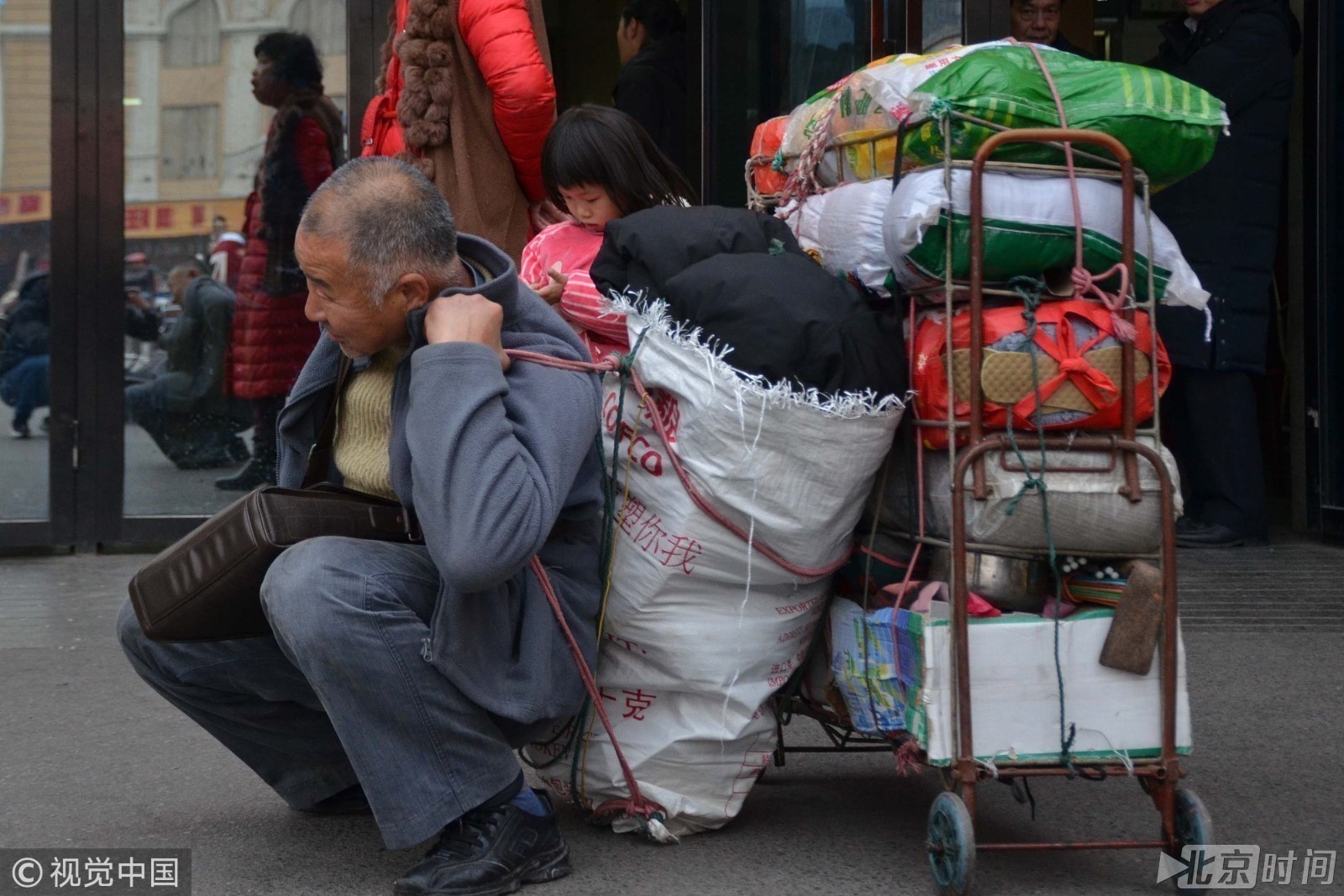 老人背200多斤年货与家人团聚 辗转千里换了3趟车 老人背200多斤年货与家人团聚 辗转千里换了3趟车