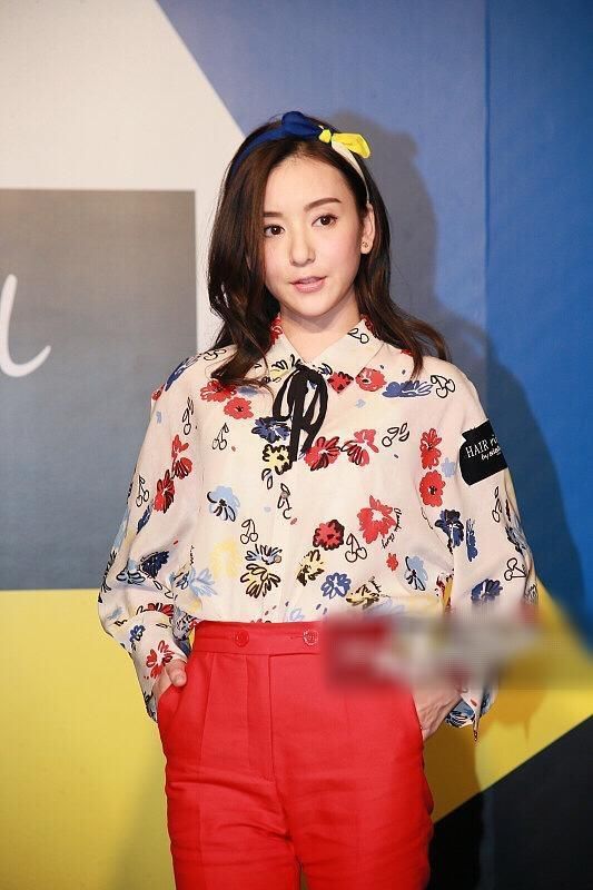 方媛产后首次亮相少女范儿十足,大方承认郭富