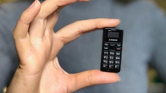 世界上最小手机，只有拇指大小