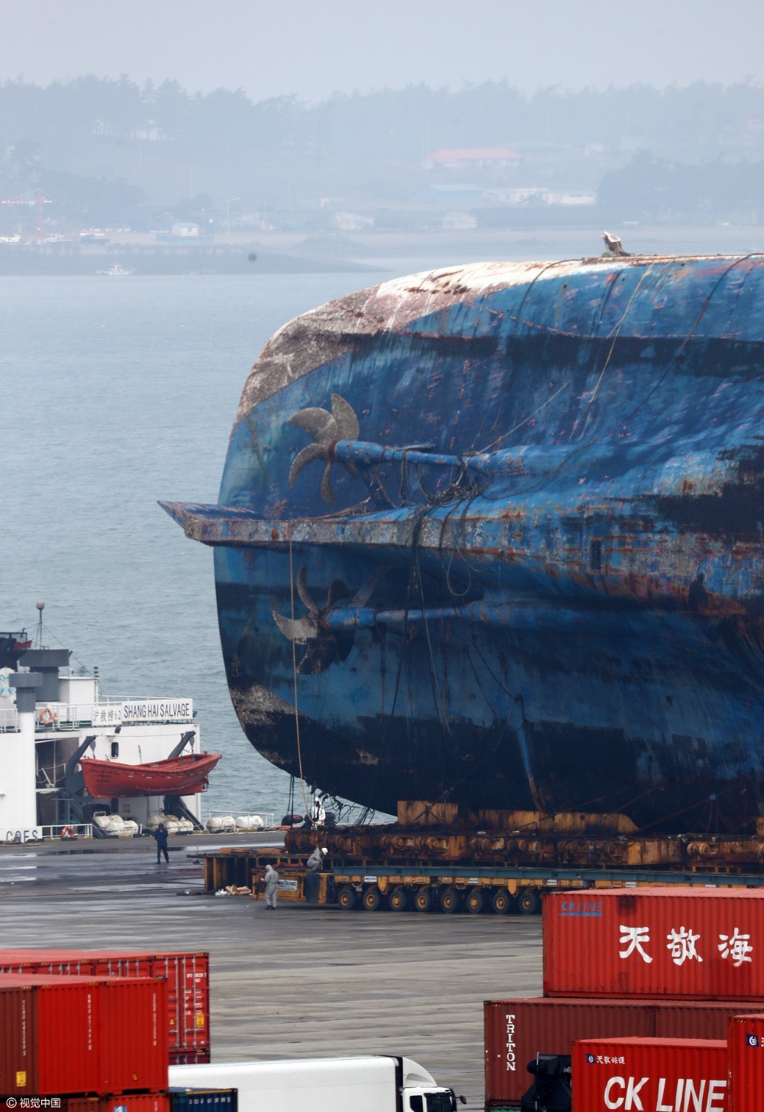 成功打捞上岸的"世越号"残骸.(图片转自视觉中国)