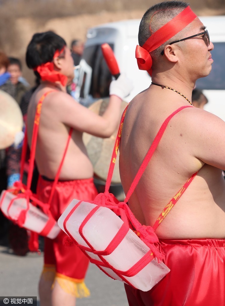 山西运城小镇元宵节 “背冰亮膘”社火展演人气爆棚