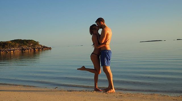 泰勒穿比基尼性感出镜 与男友海边亲密接吻 泰勒穿比基尼性感出镜 与男友海边亲密接吻