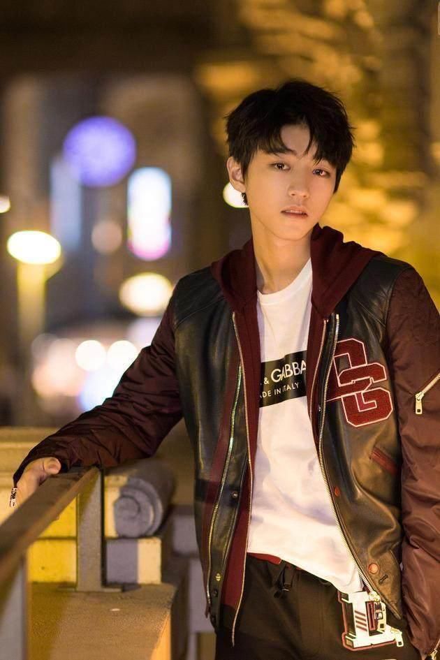 王俊凯、易烊千玺塑料外套也能穿的这么帅,网