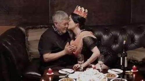 乡村爱情中,60多岁的赵本山和关婷娜生个儿子