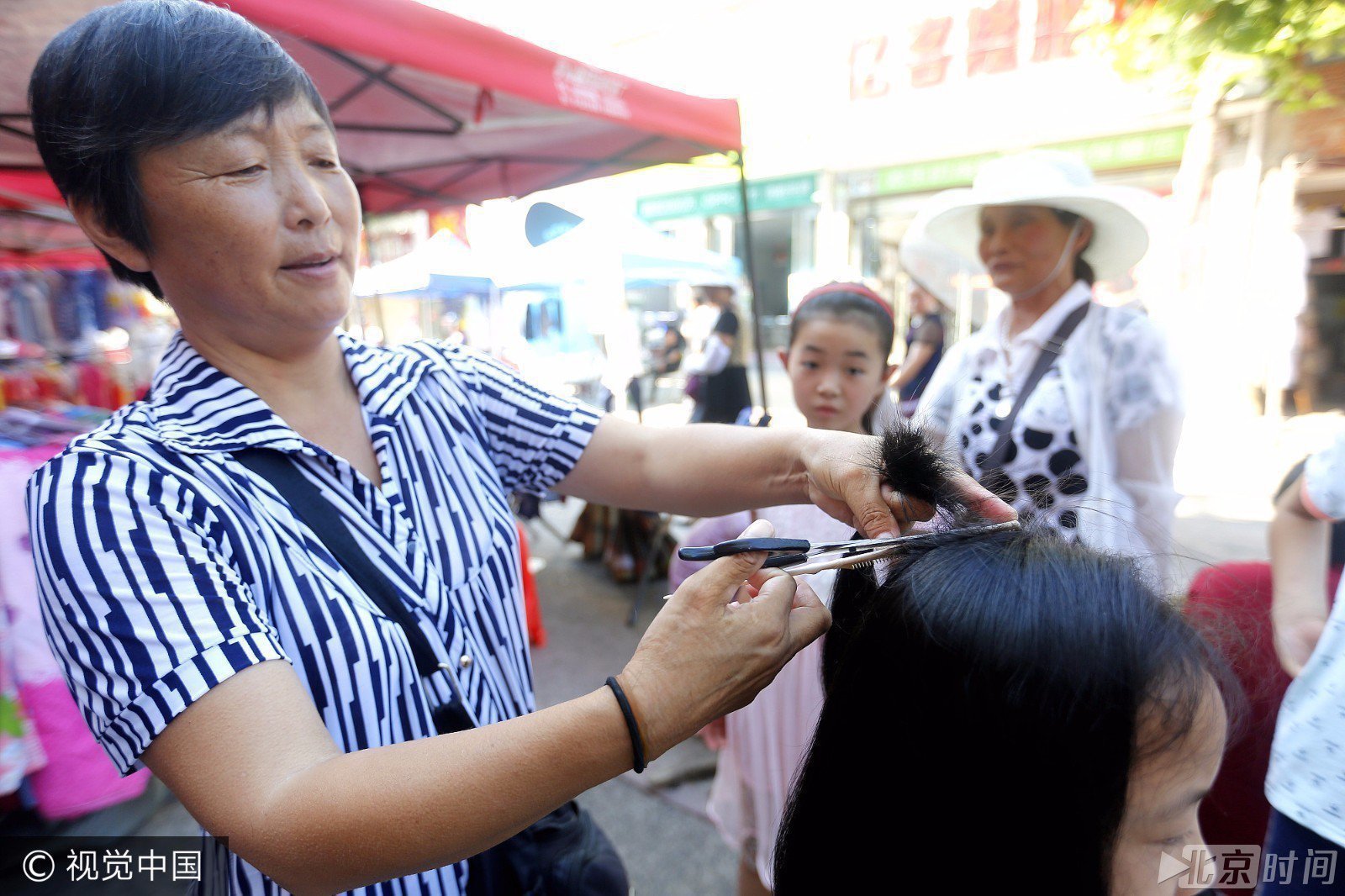 留守儿童街头卖发 满头秀发卖得百元
