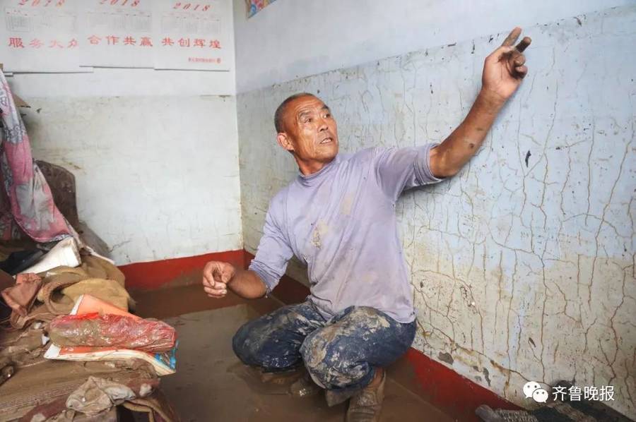 口子村经历的这场洪水到底有多大？口子新村的一位村民将记者引入家中，指着墙面上的水痕告诉记者，当他撤离的时候，水面已经有一米多了。