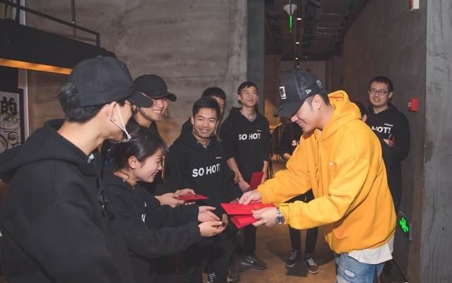 陈赫给投资的火锅店员工发红包,春节期间家庭