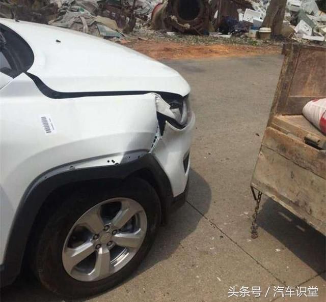 春节回家过年, 刚买新车就撞车, 车主表示: 农村