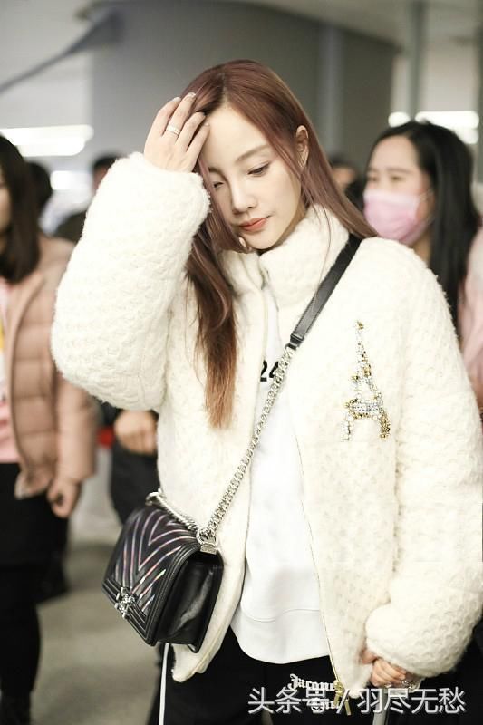 贾乃亮跨年晚会表演后立马离去李小璐独自带甜