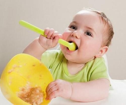 8个月宝宝辅食这么做,种类丰富又补铁,锻炼宝