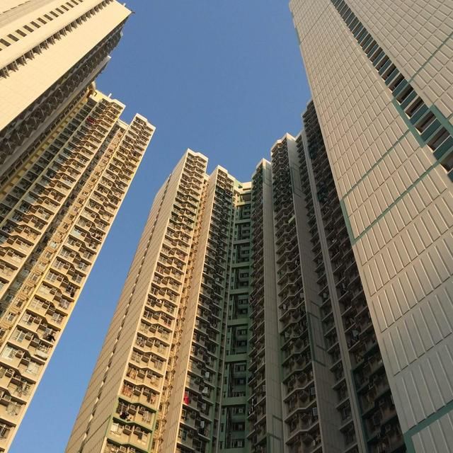 房价比天高谁来接盘?年轻人接不住靠父母!70后