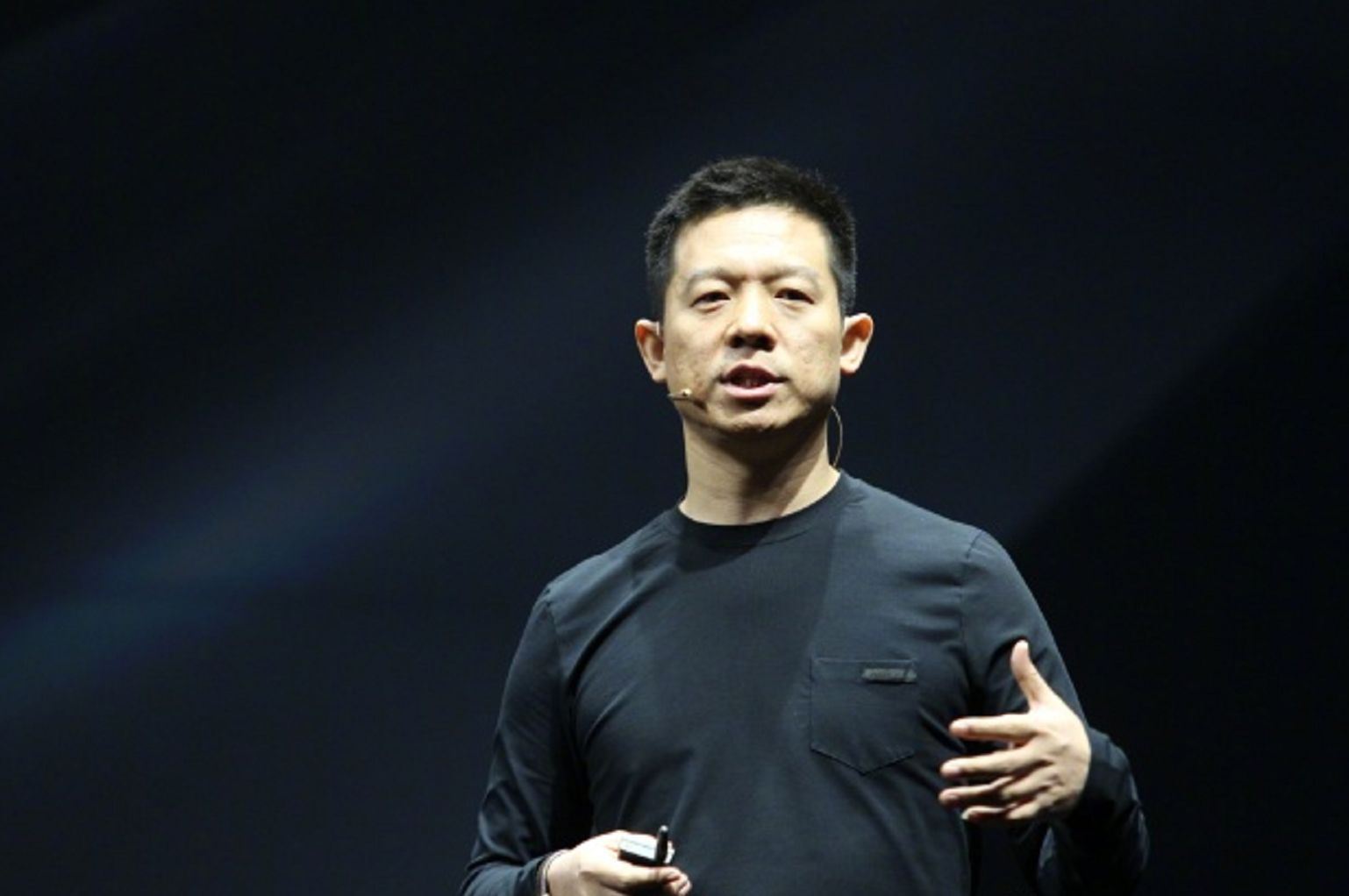 老赖贾跃亭被责令回国,怎么买机票?网友纷纷