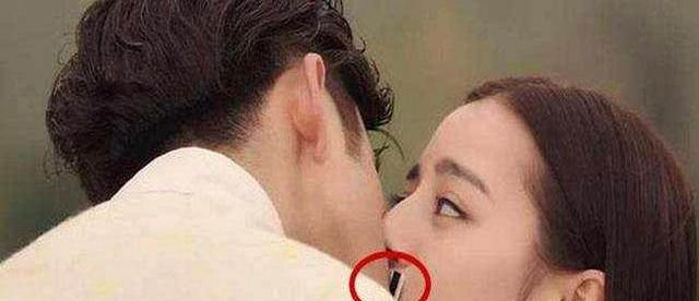 女星拍吻戏用什么道具杨颖用保鲜膜,万茜用水