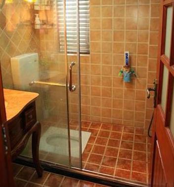 邻居把蹲坑装在淋浴房里,太实用了,看完我也想