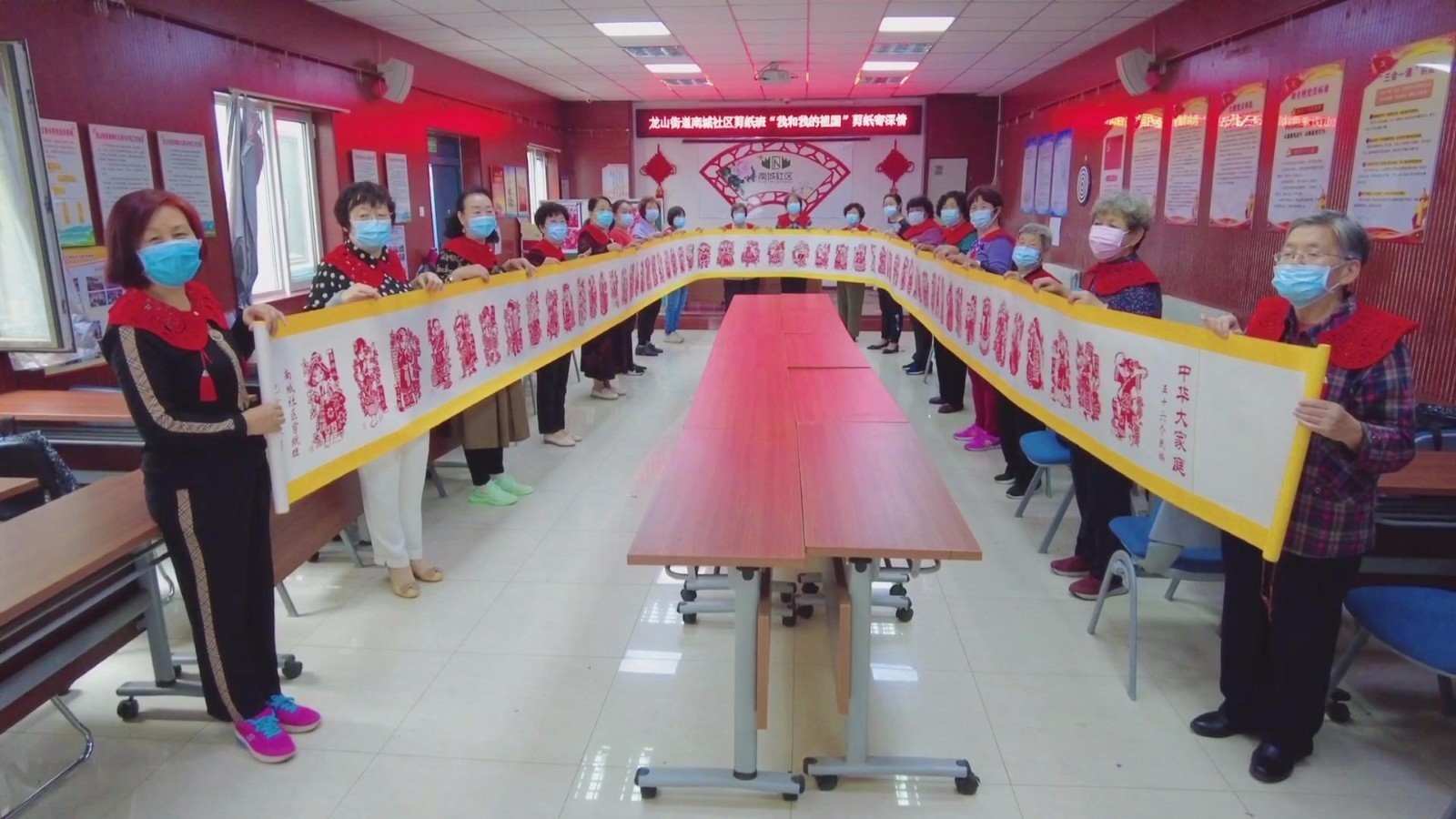 喜迎国庆   怀柔居民18米长剪纸巨作祝福祖国