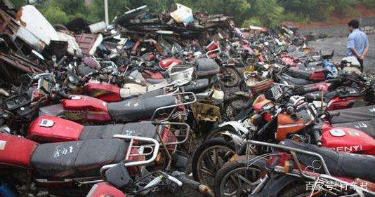 报废的摩托车都去哪?回收站加工做成这,利润翻