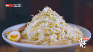 巨巨巨巨无霸!这碗日式拉面内卷成了“拉面山”! 巨巨巨巨无霸!这碗日式拉面内卷成了“拉面山”!