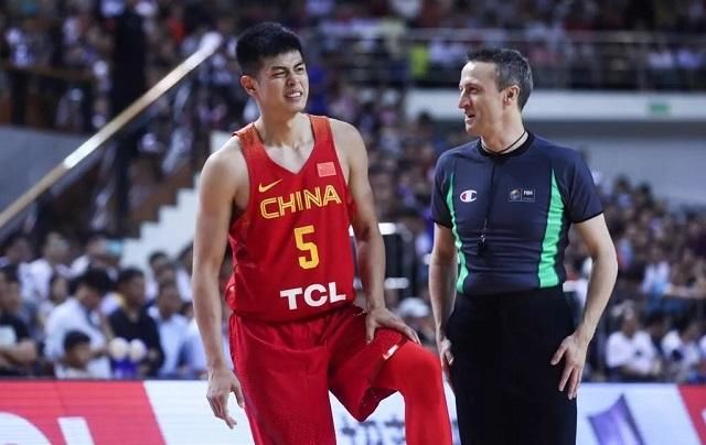 国际赛场也能出现黑哨?中澳裁判互吹,简直是cba水平!