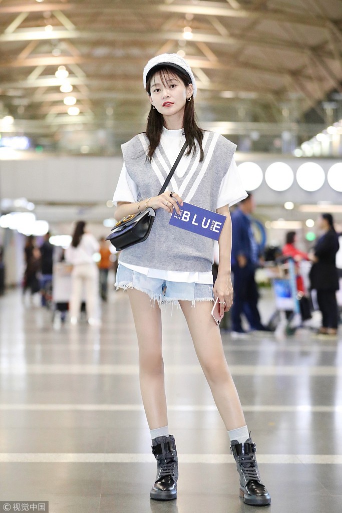 "纯妃"王媛可启程观秀 针织衫配短裤变"行走的腿精"