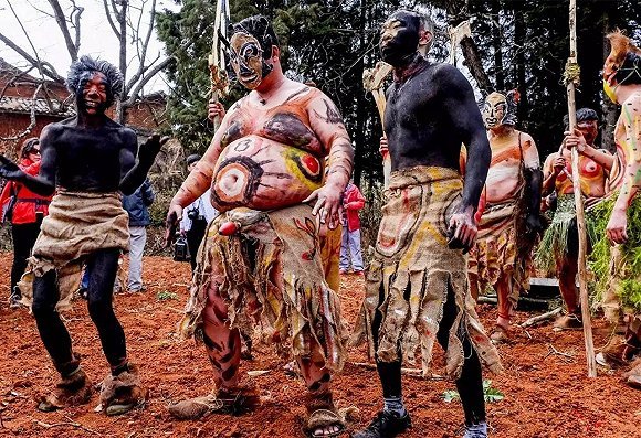 【视频】云南火神崇拜,跳火堆,过火栏,转火磨,射火弓,闯火阵